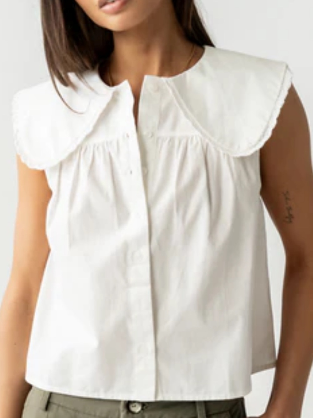 BB Dakota by Steve Madden White Sleeveless Button-Up Top with Scalloped Collar